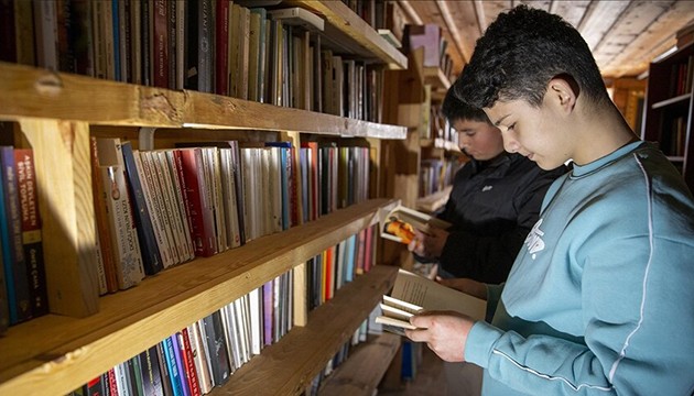 Tarihi konaktaki kütüphane öğrencileri ağırlıyor