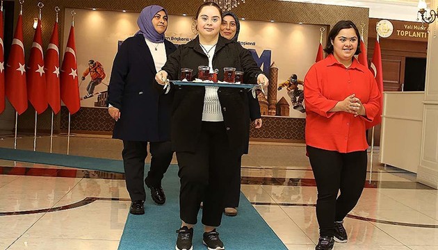 Çağla ve Elif, valiliğe neşe oldu