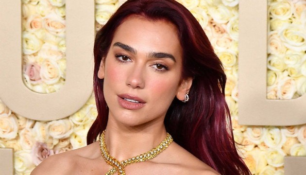 Dua Lipa, doğum gününde giydiği kıyafet ile çok konuşuldu