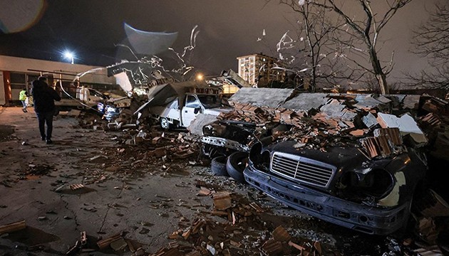 Duvar araçların üstüne devrildi