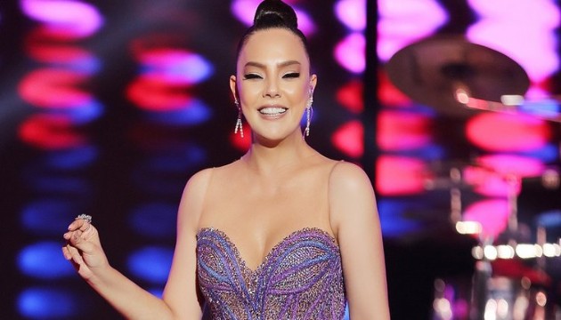 Ebru Gündeş yüzüğünü beğenmedi!