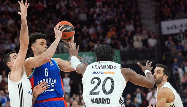 Anadolu Efes, Real Madrid'i mağlup etti