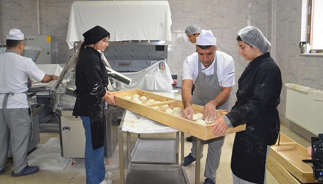 Lise öğrencileri günde 4 bin ekmek üretiyor