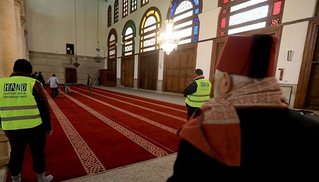 Emevi Camisi'nin halıları serildi