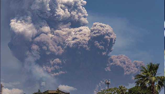 Etna Yanardağı'nda güçlü patlama