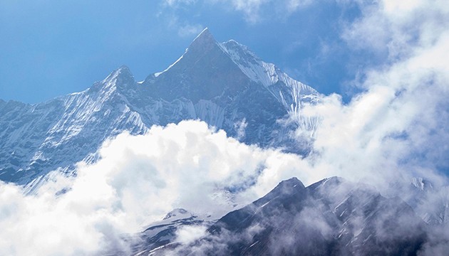 Everest'te yüzlerce kişi mahsur