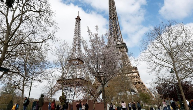 Paris'te artık 2 Eyfel Kulesi var!