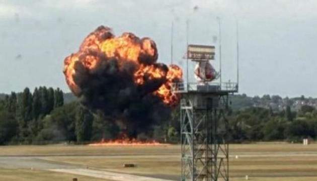 Londra'da yolcu uçağı düştü