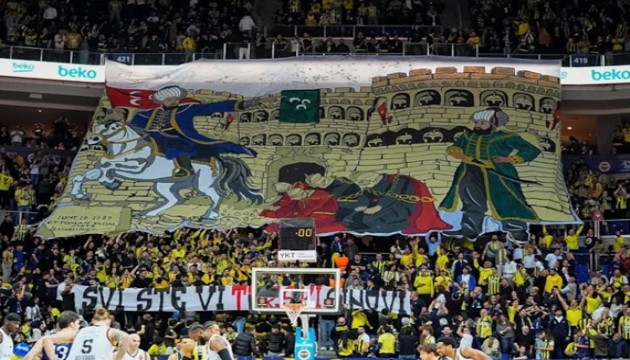 Sırp taraftarların provokasyonuna Fenerbahçe'den Osmanlı pankartlı yanıt
