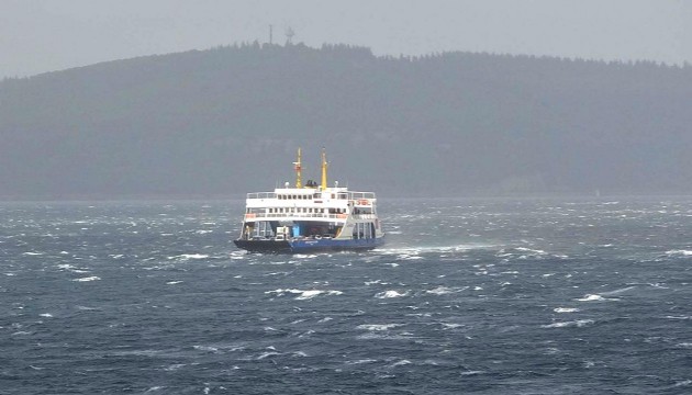 Çanakkale çevresinde feribot seferlerine fırtına engeli