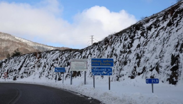 Yunanistan'da Nisan ayında yağan kar şaşırttı