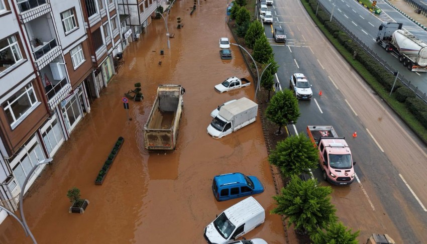 Rize yağmura teslim oldu: Dereler taştı, yollar göle döndü