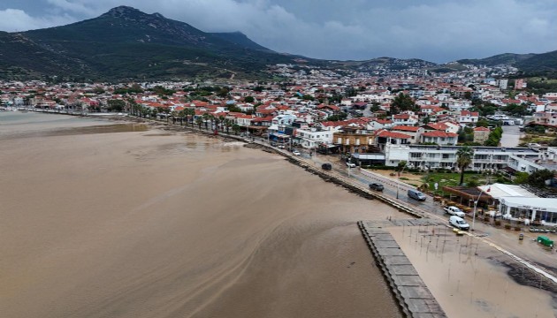 Foça'yı sel vurdu: Bir kişi akıntıya kapıldı
