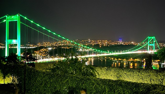 FSM Köprüsü yeşile büründü