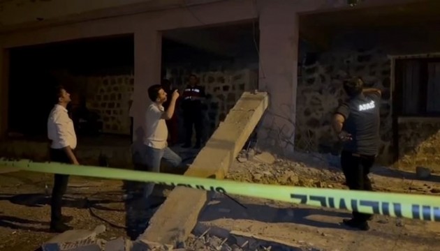 Evin balkonu çöktü, yüksekten düştüler