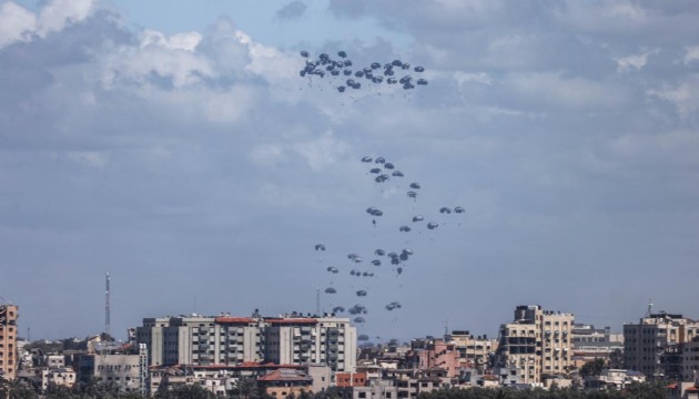 Gazze'nin kuzeyine havadan yardım indirildi