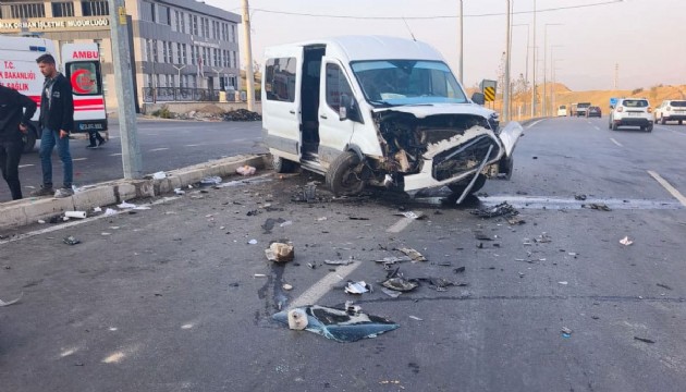 Minibüs ile hafif ticari araç çarpıştı: 19 yaralı