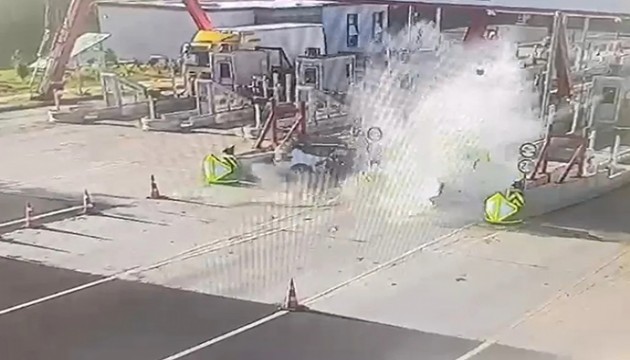 Gişelerde feci kaza: Karı-koca aracın içinde sıkıştı