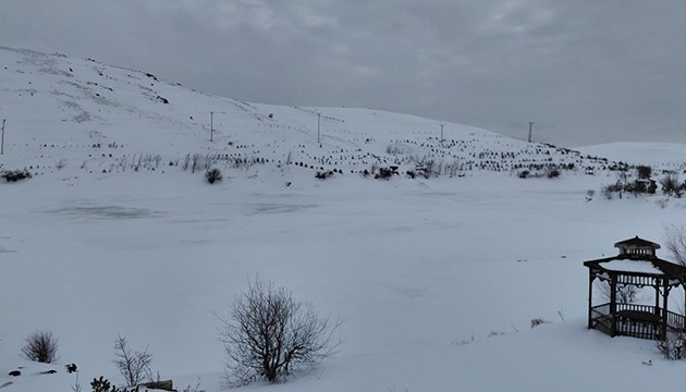 Üçoluk Göleti buz tuttu