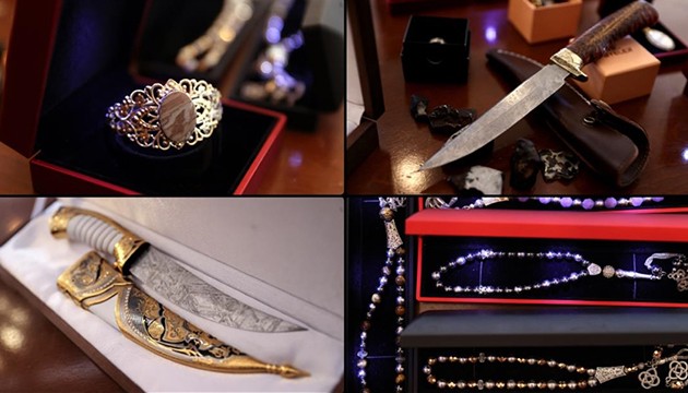 Gök taşından bıçak ve takı üretti