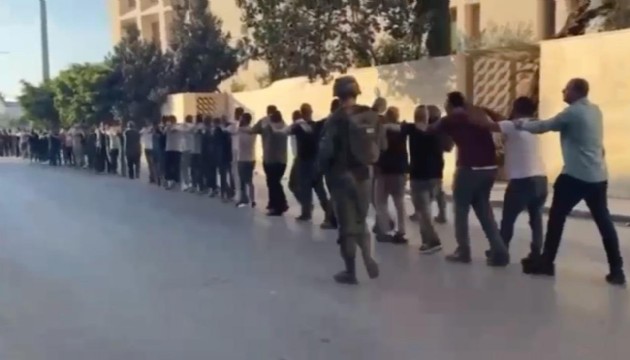 İsrail ordusu Filistinli gençleri alıkoydu!