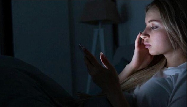 Karanlıkta telefon kullananlara kötü haber: Uzman isim o rahatsızlığa dikkat çekti