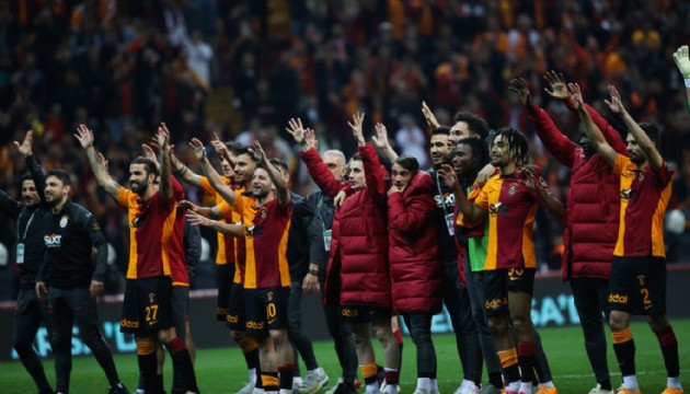 İki dünya yıldızı Galatasaray'a geliyor!