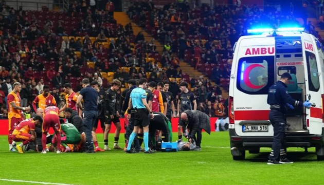 Galatasaray - İstanbulspor maçında korkutan anlar: 2 futbolcu hastaneye kaldırıldı