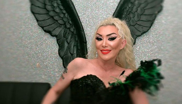 Güllü'nün sahilde şarkı söylediği anlar