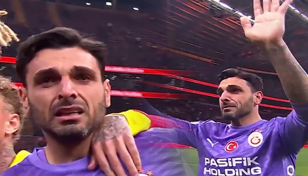 Maç sonu duygusal anlar: Taraftar önce ıslıkladı sonra alkışladı