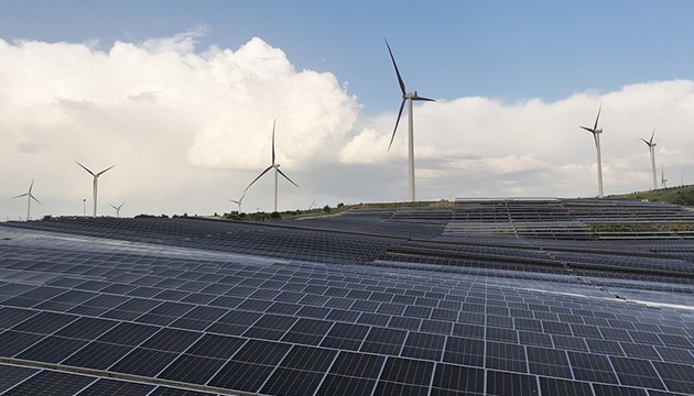 Çin rüzgar ve güneş enerjisine yatırım yapıyor