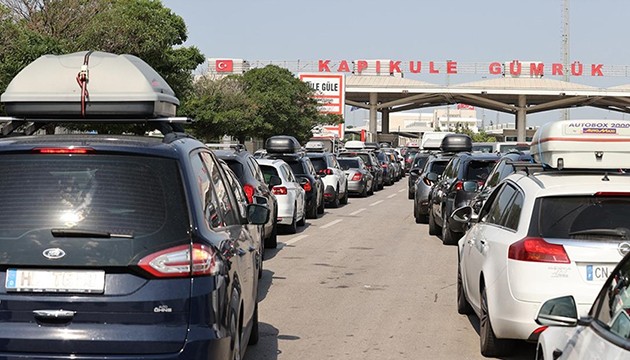 Gurbetçilerin yurda dönüş mutluluğu devam ediyor