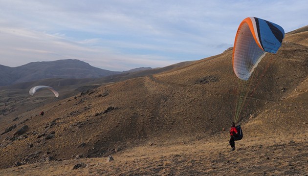 Hakkari'de yamaç paraşütü heyecanı