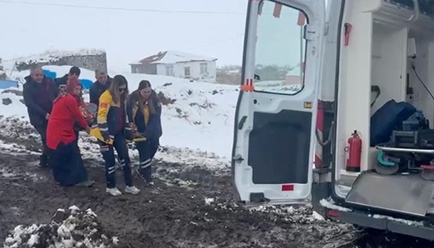 Köyde mahsur kalan hastaya 112 acil ekipleri ulaştı