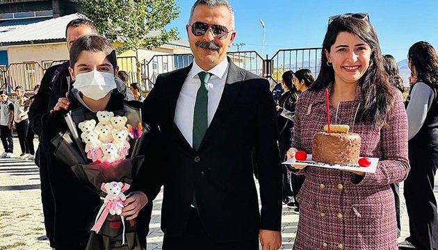 Hastalığını yenen öğrenciye duygulandıran karşılama