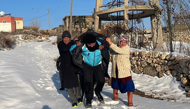 Hastayı ambulansa kadar sırtında taşıdı