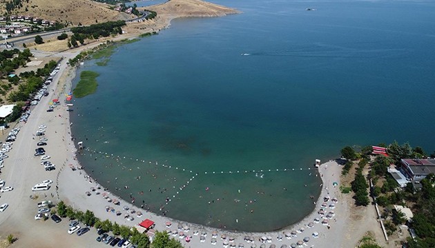 Hazar Gölü sahili yoğun ilgi görüyor
