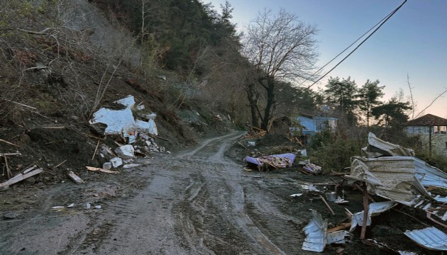 Hatay'da heyelan hayatını felç etti