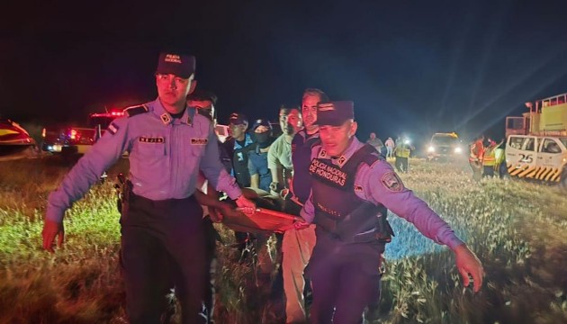 Honduras'ta 18 kişiyi taşıyan uçak denize düştü