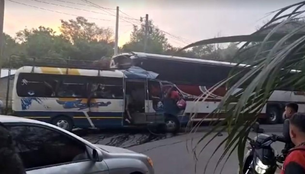 Honduras'ta iki otobüsün çarpıştığı kazada 19 kişi hayatını kaybetti