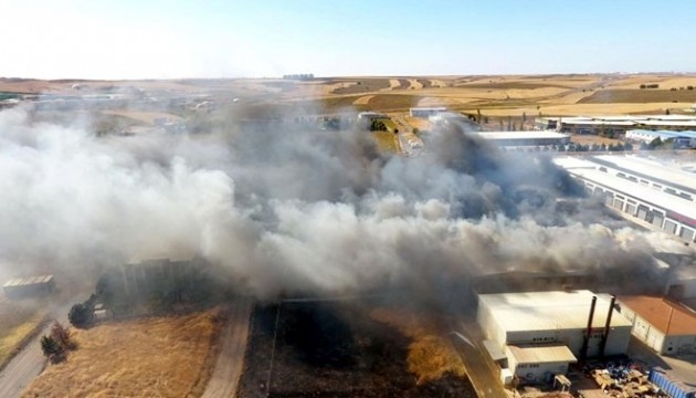 Tekirdağ'da tarım arazisinde başlayan yangın fabrikaya sıçradı
