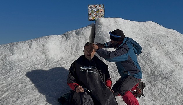 Iğdırlı berberden Ağrı Dağı'nın zirvesinde tıraş!