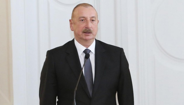 Aliyev, Ermenistan'da madalya kazanan Türk haltercileri madalya ile ödüllendirdi