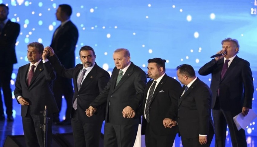 3 milletvekili ve 7 belediye başkanı AK Parti'ye katıldı: Rozetleri Erdoğan taktı