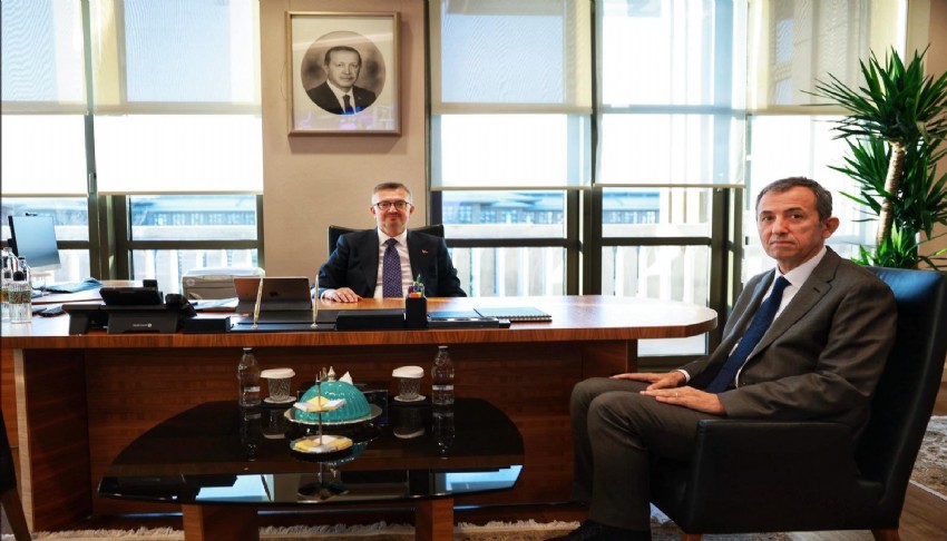Dr. Ali Arif Özzeybek, İletişim Başkanı Burhanettin Duran ile bir araya geldi