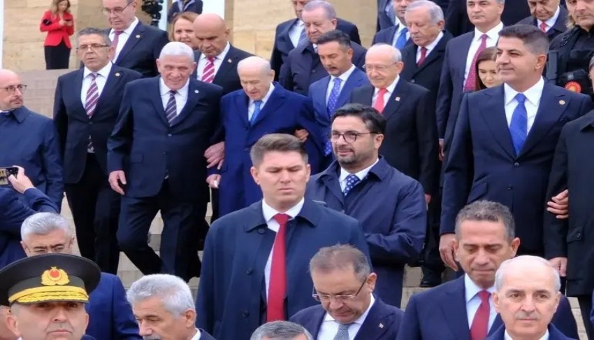 Anıtkabir'de kol kola kare kriz çıkardı: İYİ Partili vekilden