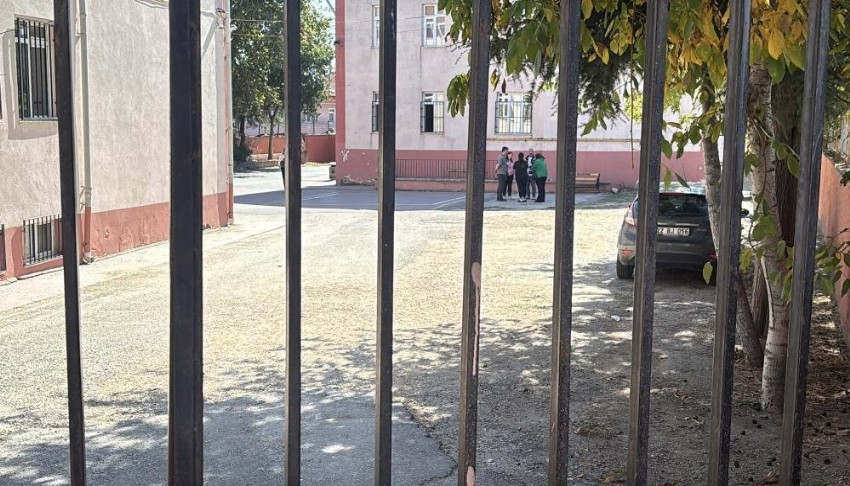 Ortaokul öğrencisinin çantasından tabanca çıktı: Öğrenci ve ailesi gözaltında