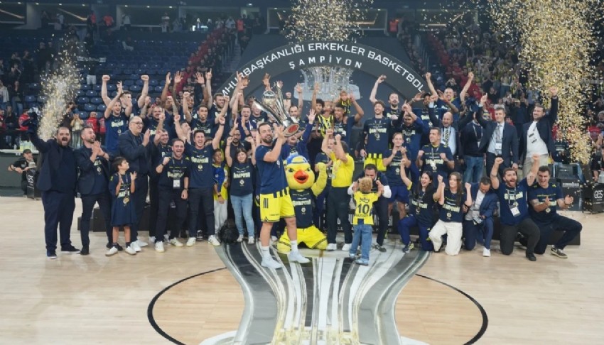 Fenerbahçe derbide Beşiktaş'ı yıktı, kupanın sahibi oldu