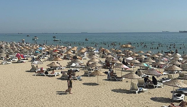 Sıcaktan bunalanlar sahillere koştu