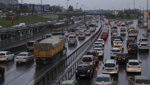 İstanbul'da haftanın son mesai gününde trafik durma noktasına geldi